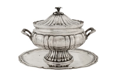 Lot 236 - A mid-20th century Italian 800 standard silver soup tureen on stand, Naples circa 1965-8 by Ciro Jacomino (reg. 3 Nov 1965)