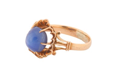 Lot 13 - A SAPPHIRE RING