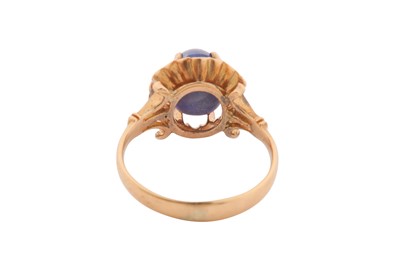 Lot 13 - A SAPPHIRE RING