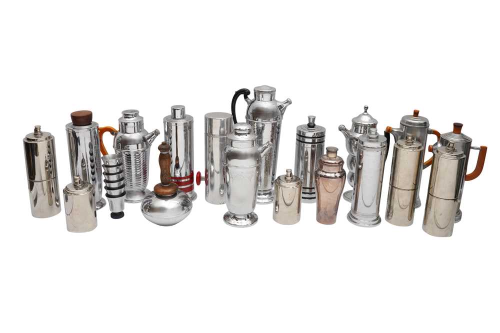 Lot 612 - A LARGE GROUP OF CHROME COCKTAIL SHAKERS AND POURERS