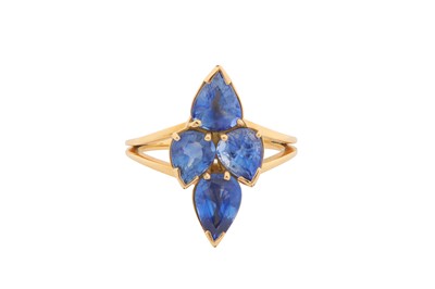 Lot 107 - A SAPPHIRE RING