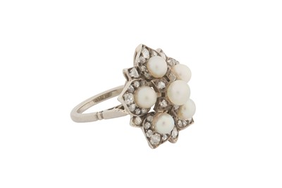 Lot 41 - A PEARL AND DIAMOND CLUSTER RING