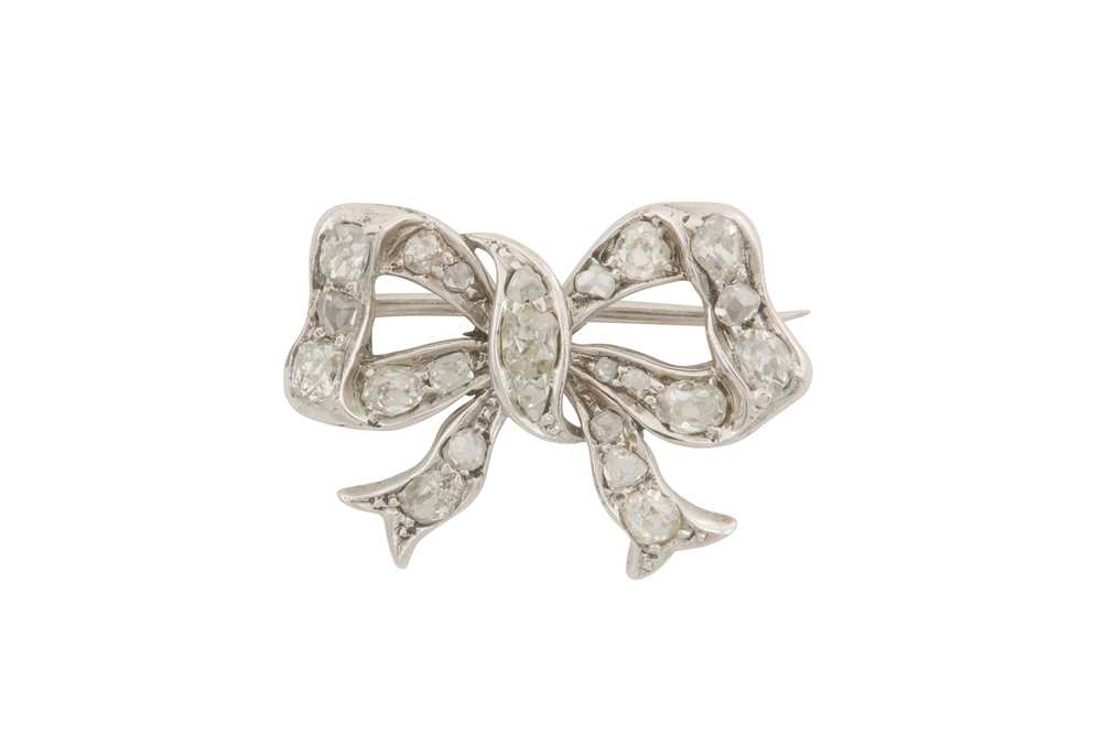 Lot 56 - A DIAMOND BROOCH