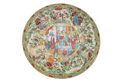 Lot 587 - A CHINESE CANTON FAMILLE-ROSE CHARGER