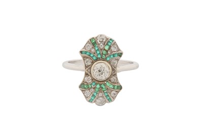 Lot 62 - AN EMERALD AND DIAMOND RING