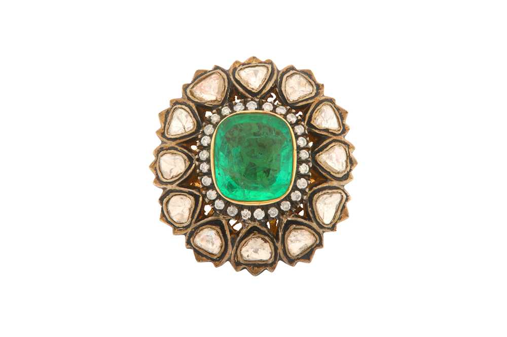 Lot 64 - AN EMERALD AND DIAMOND CLUSTER RING