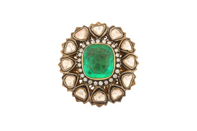 Lot 64 - AN EMERALD AND DIAMOND CLUSTER RING
