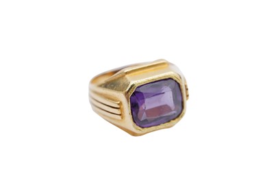 Lot 365 - A SIGNET RING