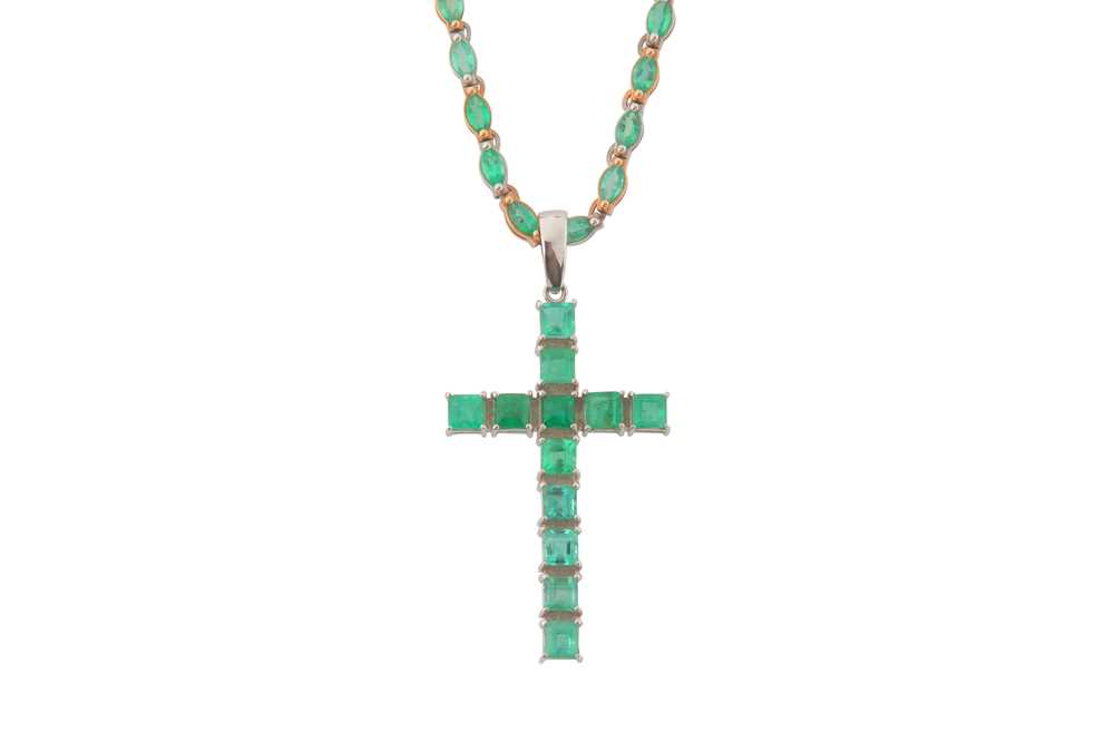Lot 91 - AN EMERALD CROSS PENDANT NECKLACE