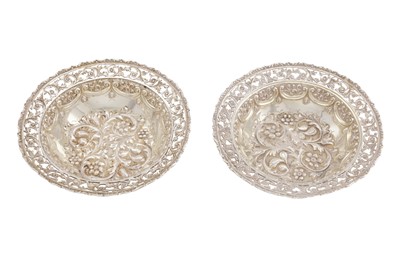 Lot 204 - A PAIR OF VICTORIAN STERLING SILVER DESSERT BOWLS, LONDON 1896 BY WAKLEY AND WHEELER