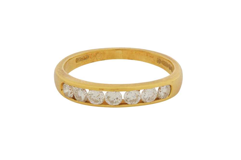 Lot 235 - A DIAMOND SEVEN-STONE RING