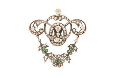 Lot 42 - AN EMERALD AND DIAMOND PENDANT NECKLACE