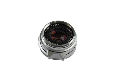 Lot 147 - A Voigtlander  50mm f2.5 Color-Skopar LTM Lens