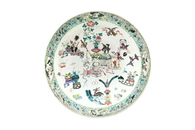 Lot 243 - A LARGE CHINESE FAMILLE-ROSE 'HUNDRED ANTIQUES' CHARGER