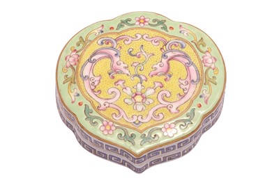 Lot 600 - A CHINESE FAMILLE-ROSE BOX AND COVER
