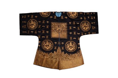 Lot 260 - A CHINESE SILK EMBROIDERED 'DRAGON' ROBE