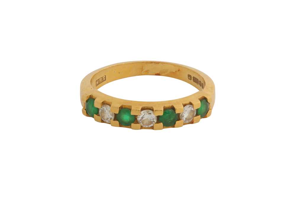 Lot 83 - AN EMERALD AND DIAMOND BAND