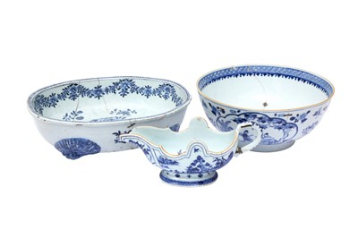 Lot 19 - THREE CHINESE BLUE AND WHITE EXPORT PIECES