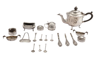 Lot 206 - A VICTORIAN STERLING SILVER BACHELOR TEAPOT, LONDON 1895 BY MAPPIN AND WEBB