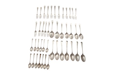 Lot 280 - AN ELIZABETH II STERLING SILVER PART-CANTEEN / TABLE SERVICE OF FLATWARE 1959/60 BY ROBERTS AND BELK