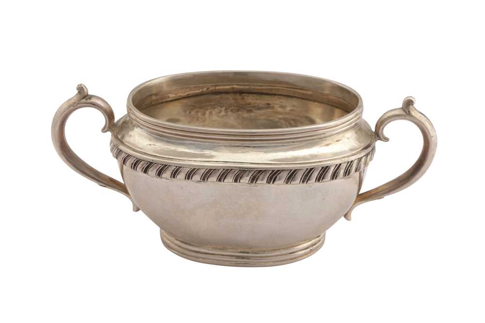 Lot 125 - A NICHOLAS II EARLY 20TH CENTURY RUSSIAN 84 ZOLOTNIK SILVER SUGAR BOWL, SAINT PETERSBURG CIRCA 1910 BY JT, REATILED BY B. MOROZOV