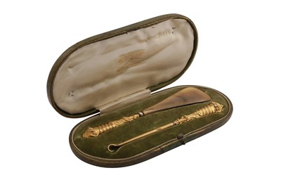 Lot 221 - A CASED VICTORIAN 9 CARAT GOLD GLOVE HOOK AND SHOEHORN SET, BIRMINGHAM 1898 BY M&A