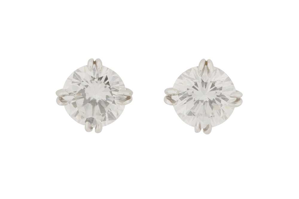 Lot 293 - HARRY WINSTON Ι A PAIR OF DIAMOND STUDS