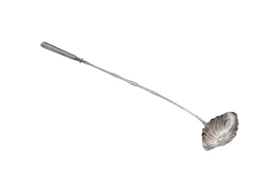 Lot 29 - A LATE 19TH CENTURY FRENCH 950 STANDARD SILVER PUNCH LADLE, PARIS CIRCA 1890, MAKER'S MARK OBSCURED