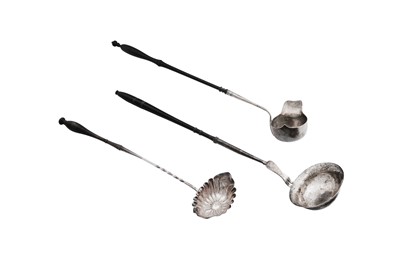 Lot 139 - AN EARLY 19TH CENTURY FRENCH PROVINCIAL 950 STANDARD SILVER PUNCH LADLE, 1819-38 BY ME