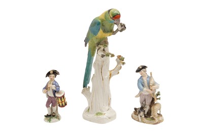 Lot 557 - A 19TH CENTURY DRESDEN PORCELAIN FIGURE OF PARROT AND A PAIR OF FIGURES