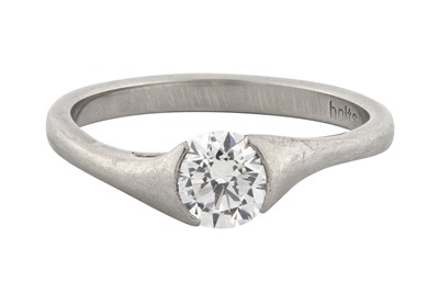 Lot 241 - A DIAMOND SOLITAIRE RING