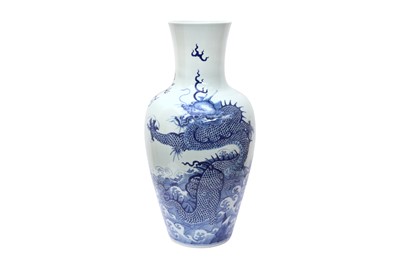 Lot 50 - A LARGE CHINESE BLUE AND WHITE 'DRAGON' VASE