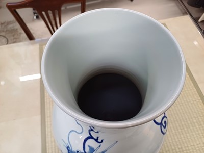 Lot 527 - A LARGE CHINESE BLUE AND WHITE 'DRAGON' VASE