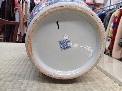 Lot 527 - A LARGE CHINESE BLUE AND WHITE 'DRAGON' VASE