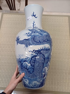 Lot 527 - A LARGE CHINESE BLUE AND WHITE 'DRAGON' VASE