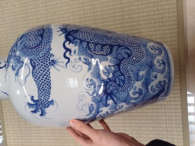 Lot 527 - A LARGE CHINESE BLUE AND WHITE 'DRAGON' VASE