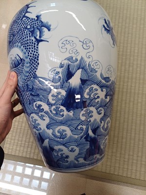 Lot 527 - A LARGE CHINESE BLUE AND WHITE 'DRAGON' VASE