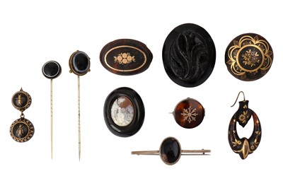 Lot 21 - A GROUP OF MOURNING JEWELLERY