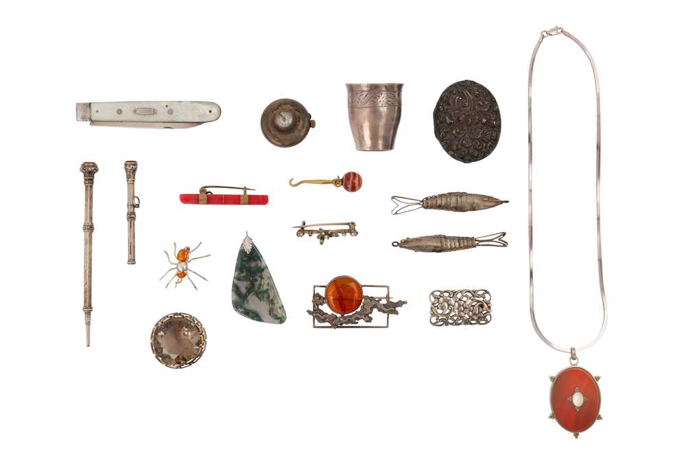 Lot 29 - A MIXED GROUP OF SILVER AND JEWELLERY