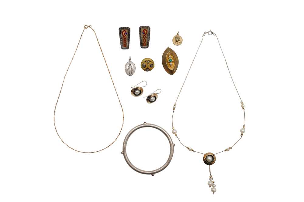 Lot 13 - A COLLECTION OF MISCELLANEOUS JEWELLERY