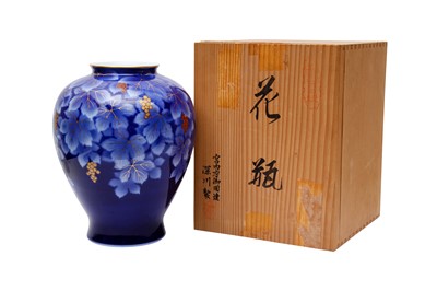 Lot 434 - A JAPANESE BLUE AND WHITE FUKAGAWA 'GRAPEVINE' VASE