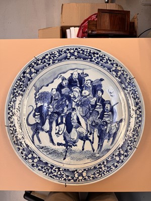 Lot 451 - A CHINESE BLUE AND WHITE 'IMMORTALS' CHARGER