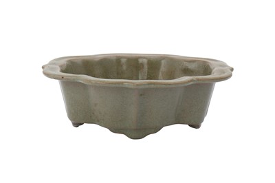 Lot 305 - A CHINESE CELADON CRACKLE-GLAZED BASIN