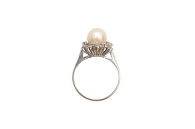 Lot 7 - A PEARL RING