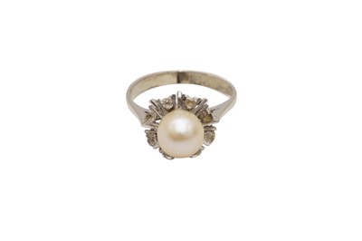 Lot 51 - A PEARL RING