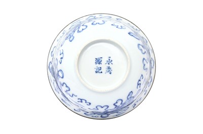Lot 27 - A CHINESE BLUE AND WHITE 'LION DOGS' BOWL AND COVER