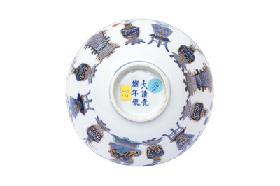 Lot 28 - A CHINESE BLUE AND WHITE 'ANTIQUES' OGEE BOWL
