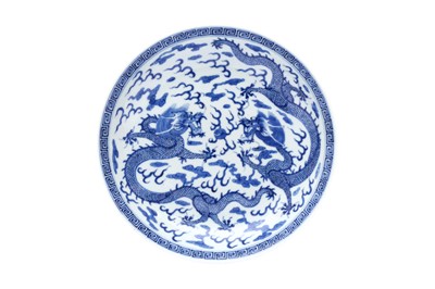 Lot 26 - A CHINESE BLUE AND WHITE 'DRAGONS' DISH