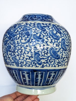 Lot 29 - A CHINESE BLUE AND WHITE 'DRAGON' VASE