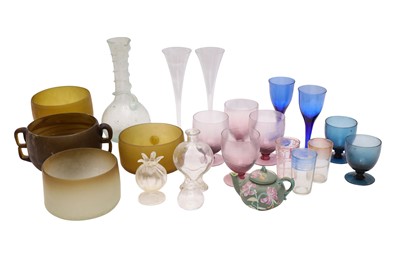 Lot 132 - A MIXED GROUP OF GLASSWARE